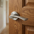 Manilla OLA '130' de zamak con Roseta Redonda en acabo níquel satinado