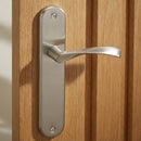 Manilla modelo '130A' ola con placa ovalada de aluminio para puertas en acabado níquel satinado