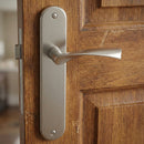 Manilla modelo '130A' ola con placa ovalada de aluminio para puertas en acabado níquel satinado