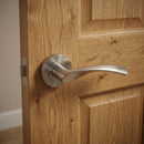 Manilla Ola modelo '130' de aluminio con Roseta Redonda para puertas