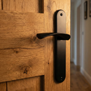 Manilla ola modelo '130' de zamak con placa ovalada acabado negro mate para puertas