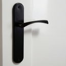 Manilla ola modelo '130' de zamak con placa ovalada acabado negro mate para puertas