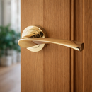 Manilla OLA de Zamak modelo '130' con Roseta Redonda acabado PVD dorado brillo