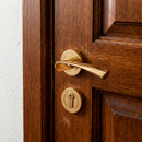 Manilla OLA de Zamak modelo '130' con Roseta Redonda acabado PVD dorado brillo