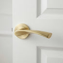 Manilla modelo '136A' dorada de aluminio con roseta redonda para puertas de madera