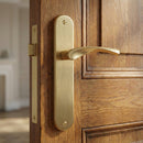 Manilla modelo '136' con placa ovalada de zamak en acabado dorado satinado