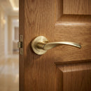 Manilla modelo '136A' dorada de aluminio con roseta redonda para puertas de madera