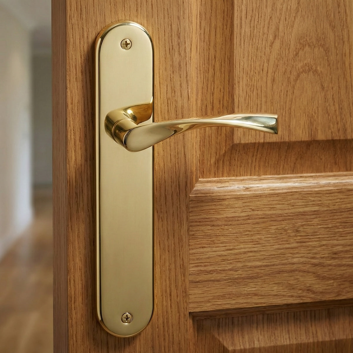 Manilla modelo '130' de zamak con placa ovalada en acabado dorado brillo para puertas