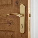 Manilla modelo '136' con placa ovalada de zamak en acabado dorado satinado