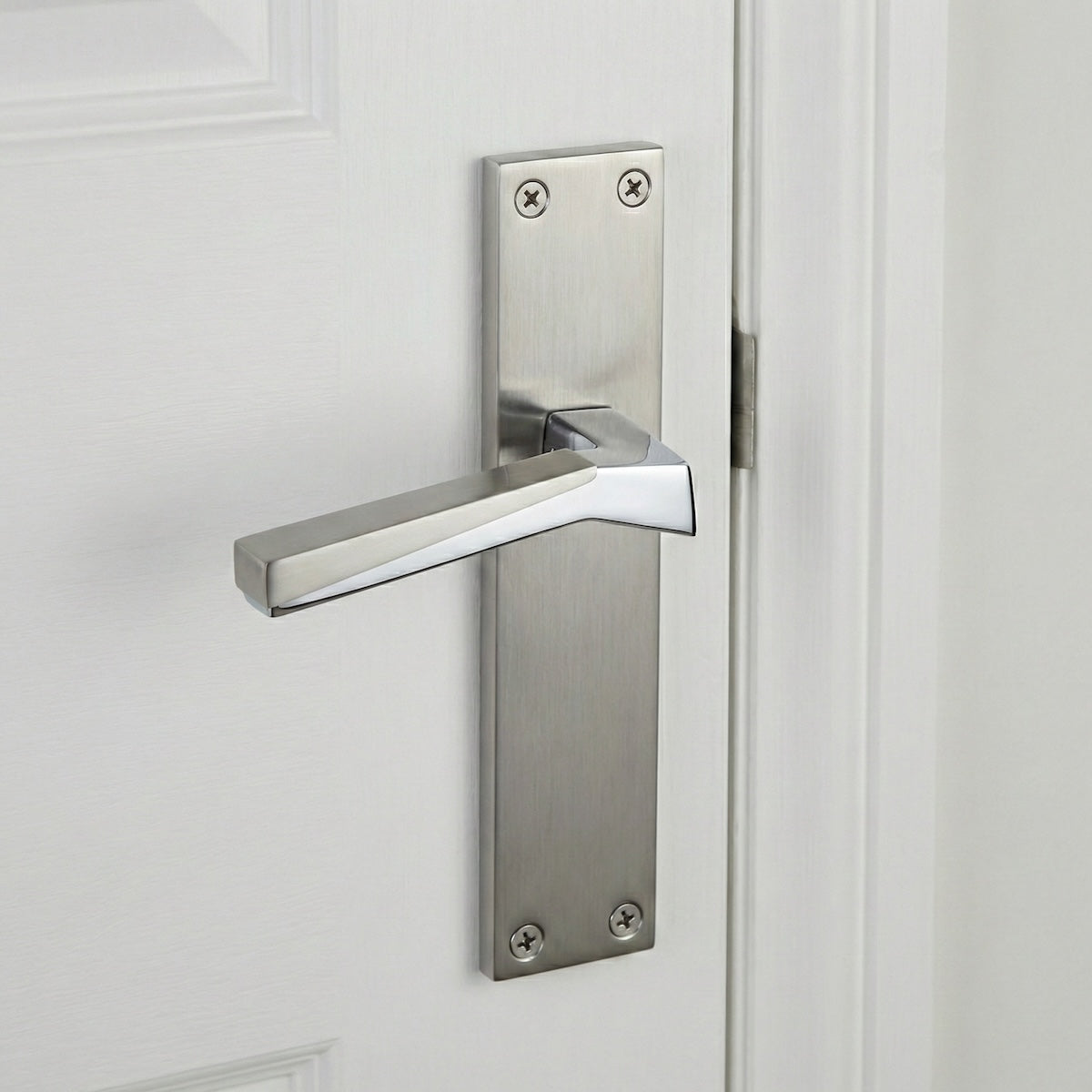 Manilla modelo '120' de zamak con placa rectangular acabado bicolor para puertas
