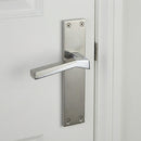 Manilla modelo '120' de zamak con placa rectangular acabado bicolor para puertas