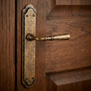 Manilla modelo '507' con placa rústica y acabado cuero envejecido para puertas