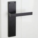 Manilla modelo '220' de zamak con placa rectangular acabado negro para puertas