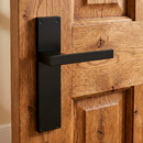 Manilla modelo '220' de zamak con placa rectangular acabado negro para puertas