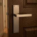 Manillas modelo '220' con placa de zamak rectangular para puertas acabado níquel satinado