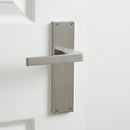 Manillas modelo '220' con placa de zamak rectangular para puertas acabado níquel satinado