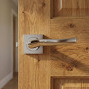 Manilla '230' de ZAMAK con Roseta Cuadrada en acabado níquel combinado para puertas