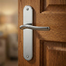 Manilla con placa ovalada y asa ondulada bicolor para puertas modelo '230'