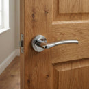 Manilla de aluminio Belenus con Roseta Redonda en acabado níquel combinado para puertas