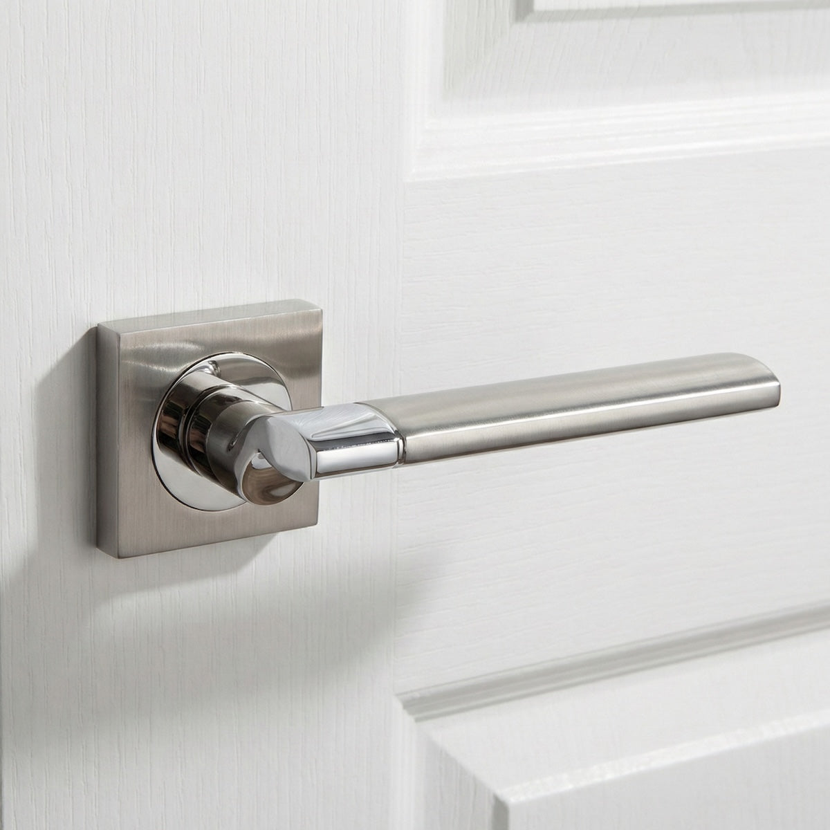 Manilla modelo '240' de zamak con Roseta Cuadrada acabado bicolor para puertas