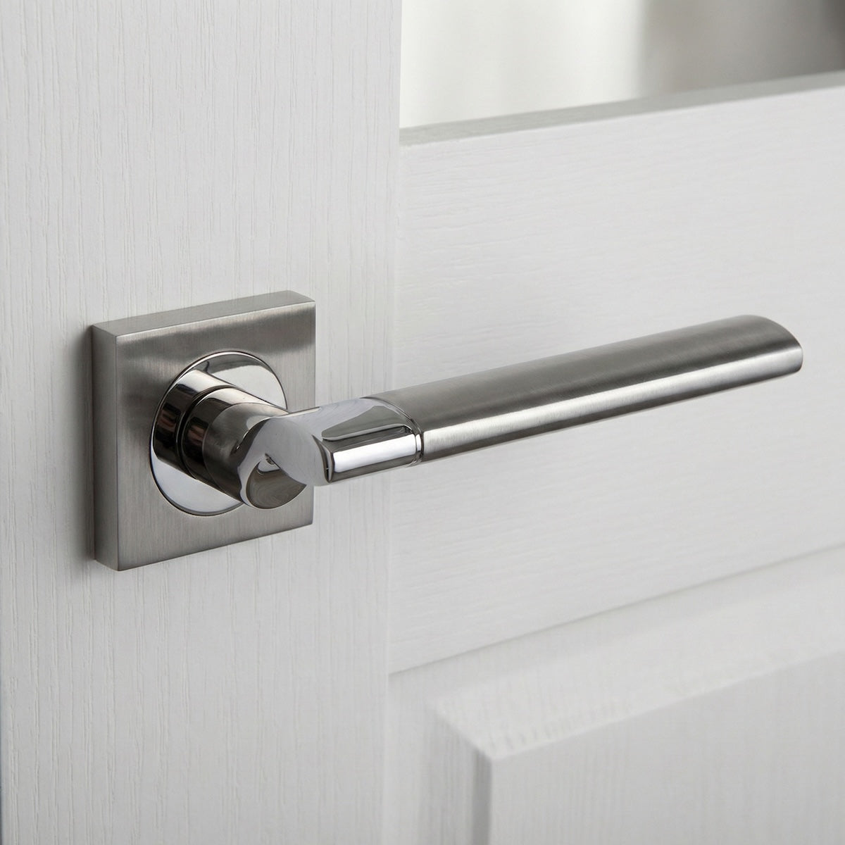 Manilla modelo '240' de zamak con Roseta Cuadrada acabado bicolor para puertas