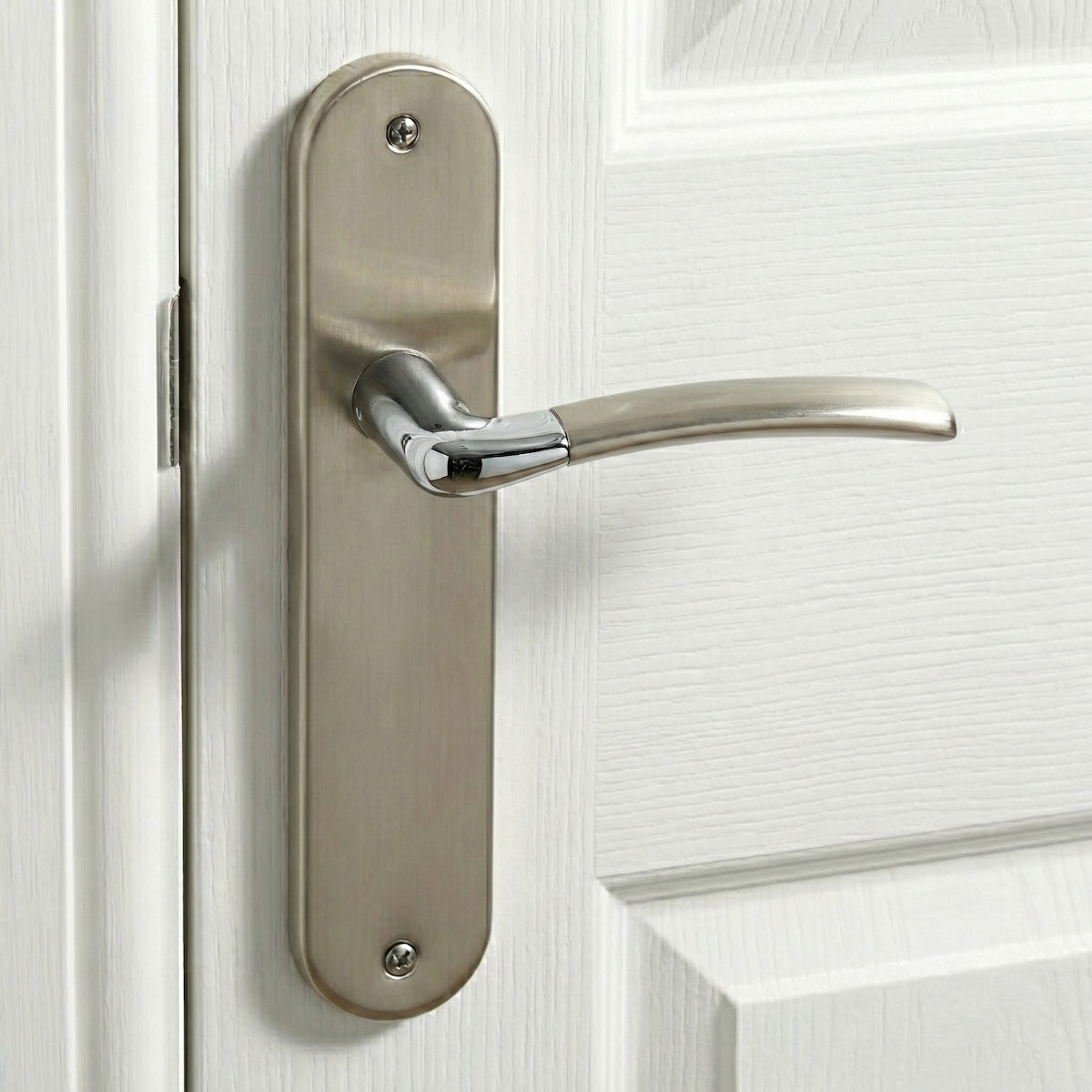 Manilla modelo '430' con placa ovalada de zamak en acabado níquel combinado para puertas