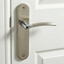 Manilla modelo '430' con placa ovalada de zamak en acabado níquel combinado para puertas