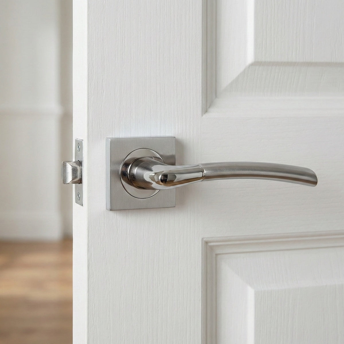 Manilla modelo Belenus '430' de ZAMAK con Roseta Cuadrada en acabado bicolor para puertas