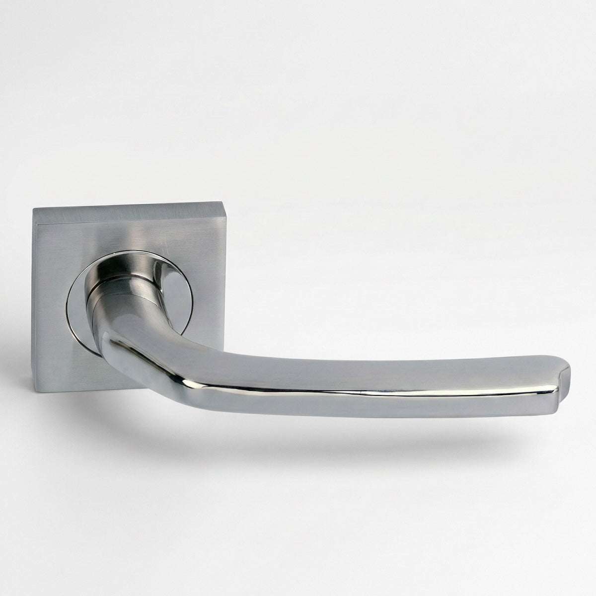 Manilla modelo '730' de zamak con Roseta Cuadrada acabado bicolor para puertas