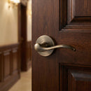 Manilla modelo '3001C' ondulada rústica con roseta redonda en acabado cuero para puertas