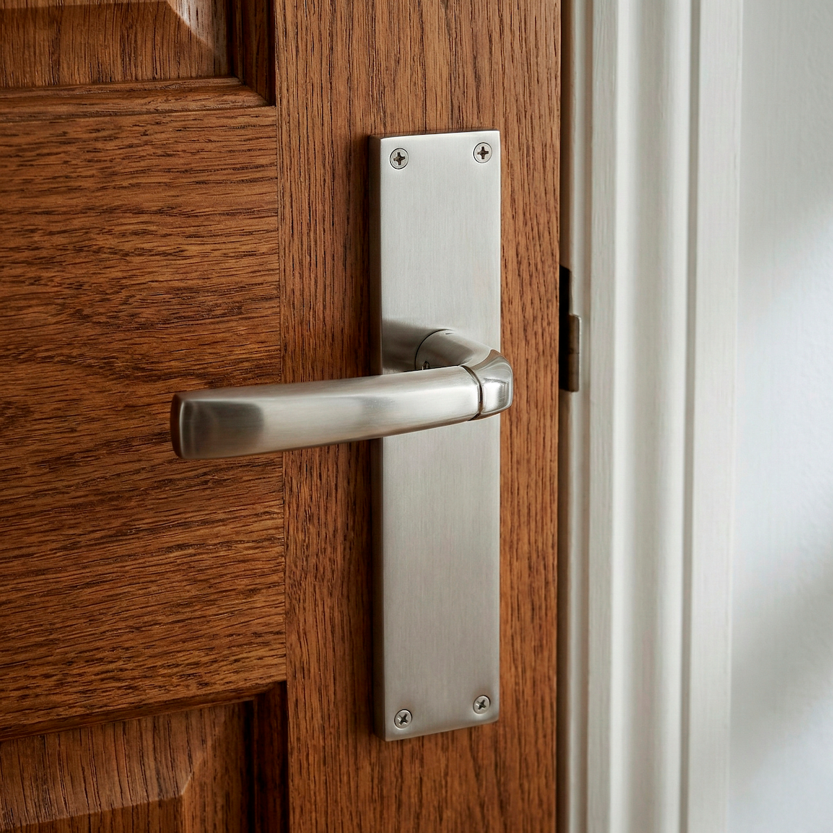 Manilla de zamak con placa rectangular en acabado bicolor para puertas modelo '320'