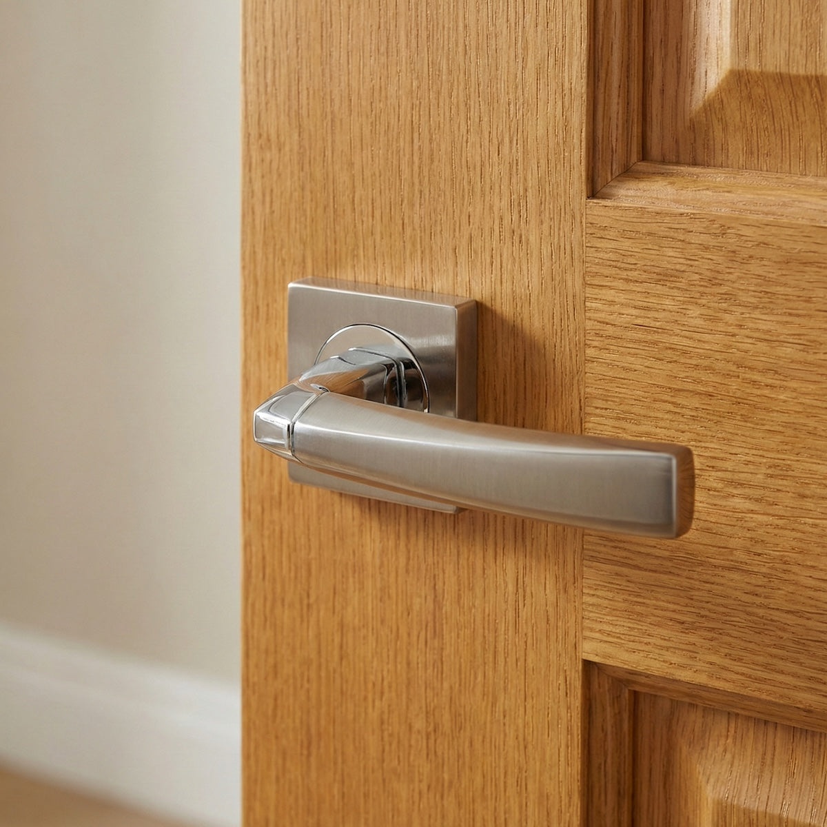 Manilla modelo '320' de zamak para puertas con Roseta Cuadrada en acabado bicolor
