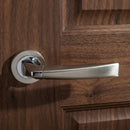 Manilla modelo '320' de zamak con Roseta Redonda en acabado bicolor para puertas