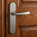 Manilla modelo '320' de zamak con placa ovalada en acabado bicolor para puertas