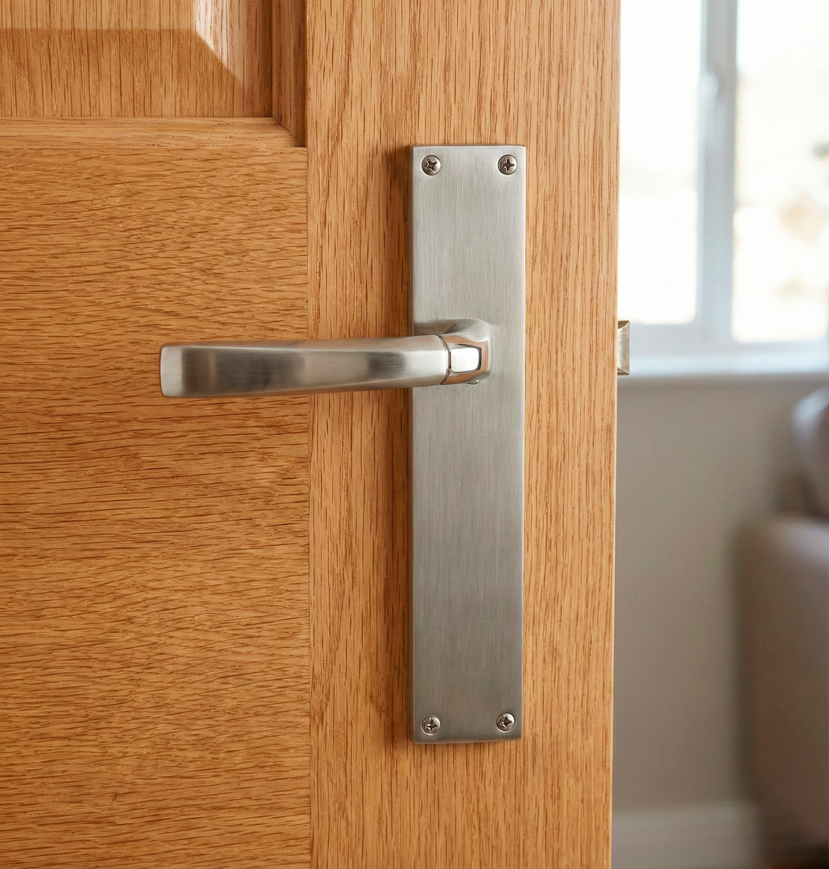 Manilla de zamak con placa rectangular en acabado bicolor para puertas modelo '320'