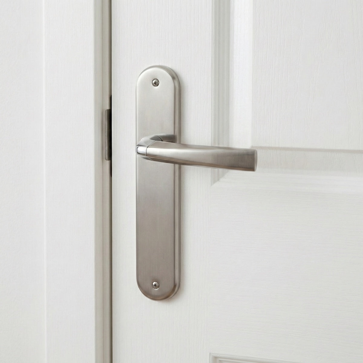 Manilla modelo '320' de zamak con placa ovalada en acabado bicolor para puertas