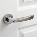 Manilla modelo '320' de zamak con Roseta Redonda en acabado bicolor para puertas