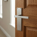 Manillas modelo '220' con placa de zamak rectangular para puertas acabado níquel satinado