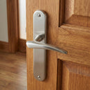 Manilla vanguardista con placa ovalada acabado níquel satinado para puertas modelo '330'