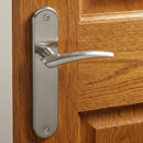 Manilla vanguardista con placa ovalada acabado níquel satinado para puertas modelo '330'