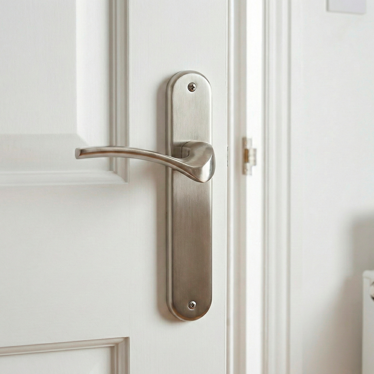 Manilla modelo '930' de zamak con placa ovalada acabado níquel satinado para puertas