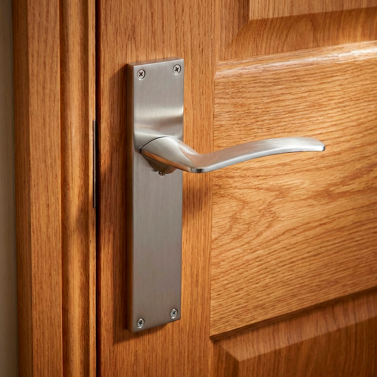 Manilla modelo '340' con placa rectangular para puertas de zamak acabado níquel satinado