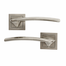 Manilla modelo '340' de zamak con roseta cuadrada en acabado níquel satinado para puertas