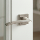 Manilla modelo '340' de zamak con roseta cuadrada en acabado níquel satinado para puertas
