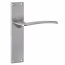 Manilla modelo '340' con placa rectangular para puertas de zamak acabado níquel satinado