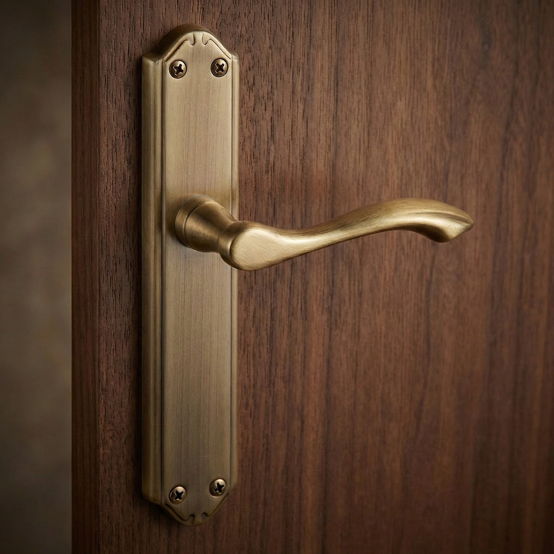 Manilla rústica modelo '341' acabado cuero con placa oval de zamak para puertas