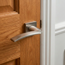 Manilla modelo '340' de zamak con roseta cuadrada en acabado níquel satinado para puertas