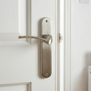 Manilla modelo '930' de zamak con placa ovalada acabado níquel satinado para puertas