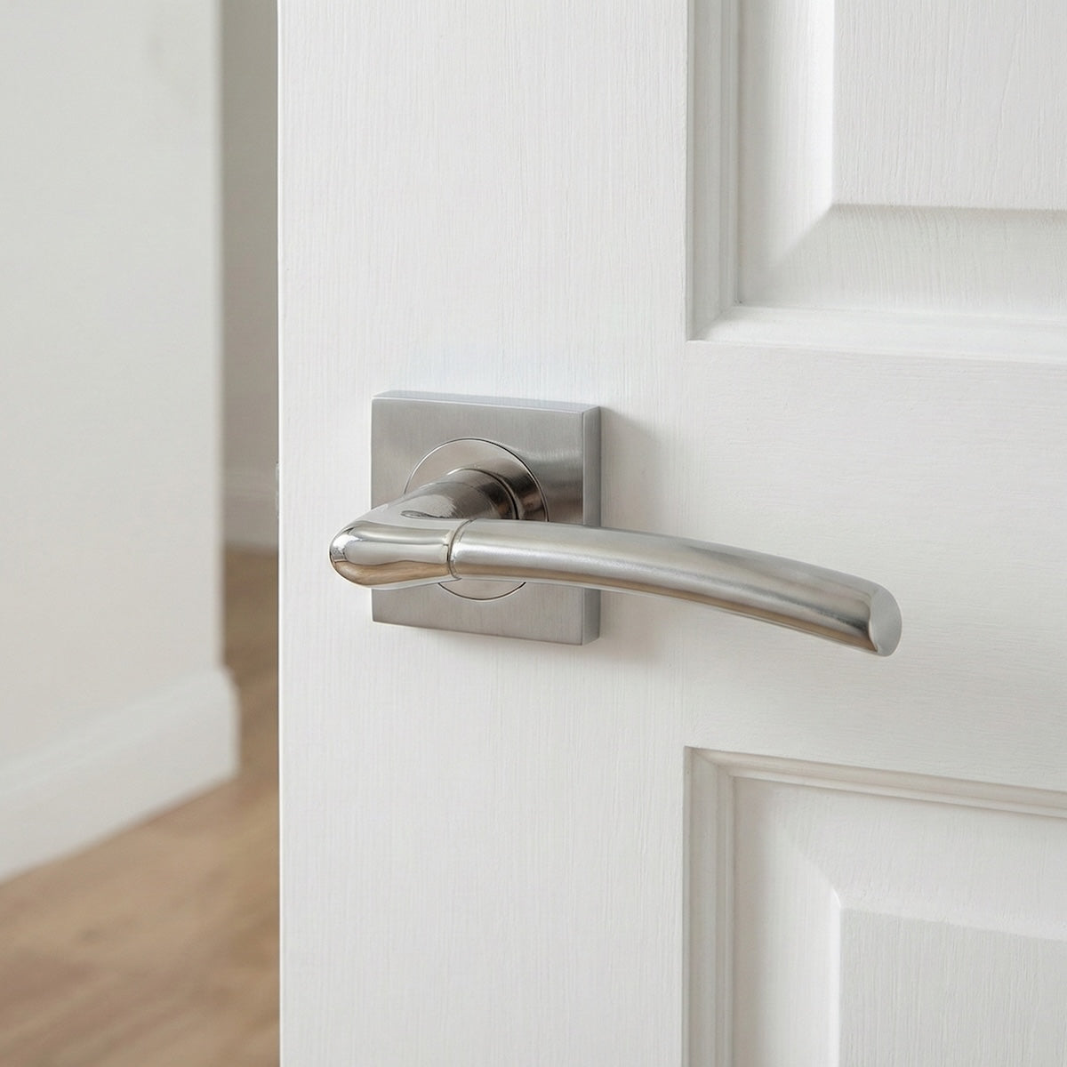 Manilla modelo Belenus '430' de ZAMAK con Roseta Cuadrada en acabado bicolor para puertas