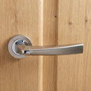 Manilla modelo '320' de zamak con Roseta Redonda en acabado bicolor para puertas